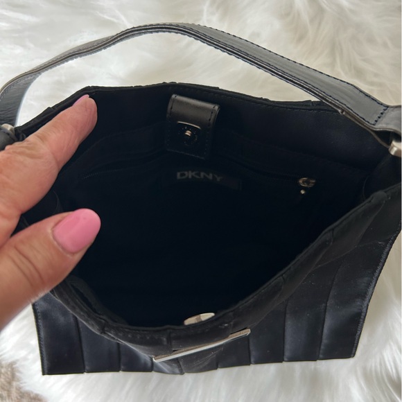 DKNY Black Pleated Shoulder Bag with Sleek Design - Picture 5 of 8